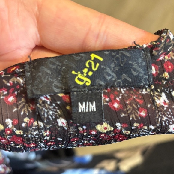 Dark Floral Sleeveless Top - Picture 2 of 2